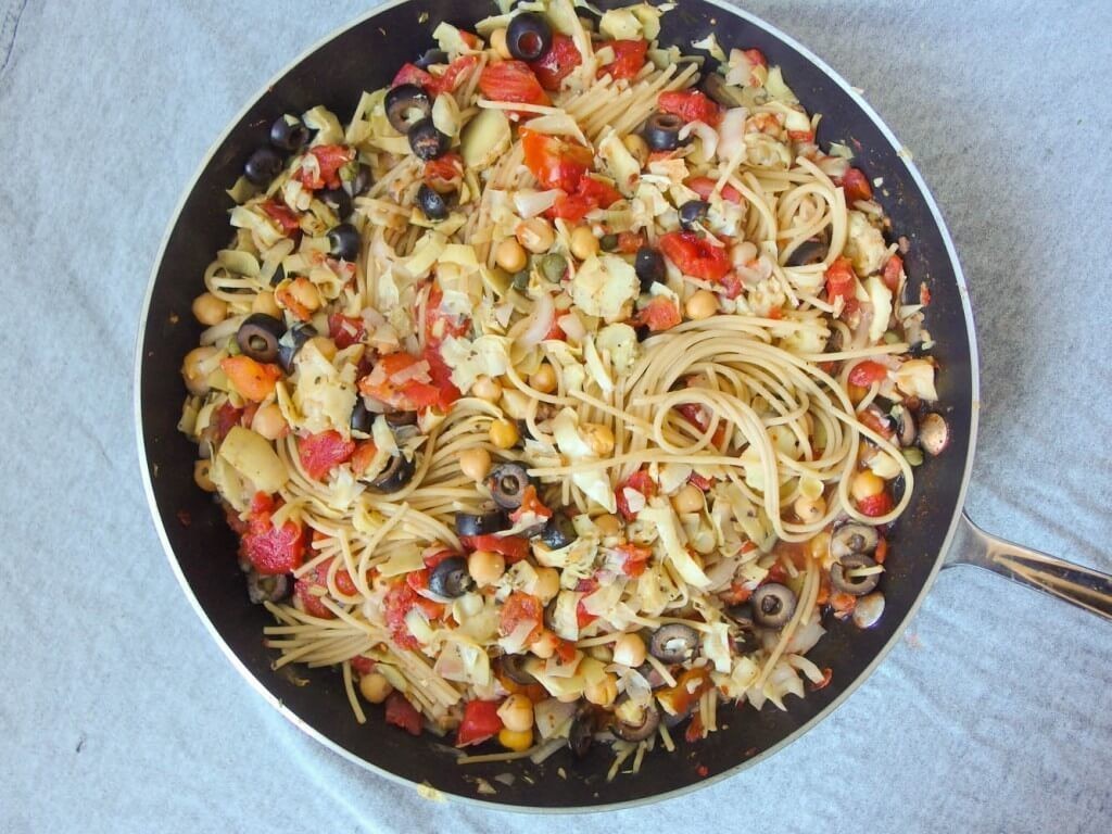 One Pot Spaghetti Alla Puttanesca with Chickpeas & Artichoke Hearts
